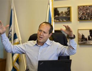 Jerusalem mayor defends gun display