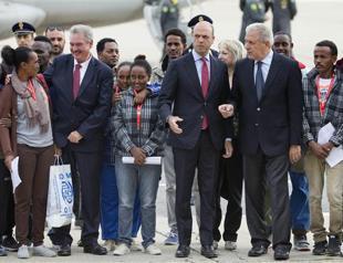 First asylum seekers leave Italy under EU relocation plan