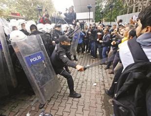 Police intervene into protest against Ankara bombing in Istanbul