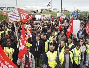 Air France executive almost lynched as jobs dispute turns violent