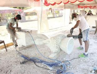 Sculptors work for symposium
