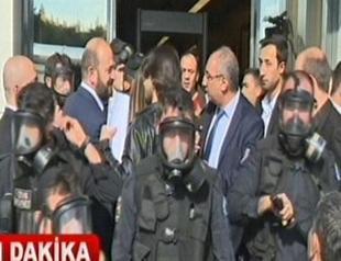 Police enter Koza İpek headquarters in Ankara