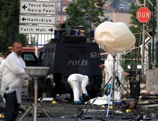 One police officer killed after car bomb attack against Istanbul police station