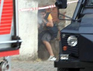 In three videos: Attacker who fired on police killed in Istanbul street