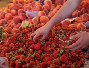 Chemically-scented strawberries seized in İzmir market