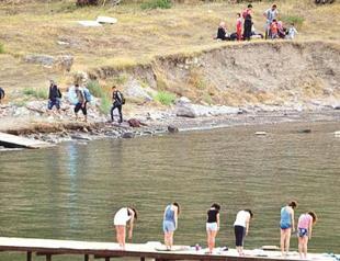 Yoga meets refugees as Turkey captures 1,800 Syrians on Aegean Sea in four days