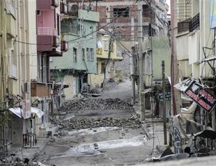 Thousands of residents flee Silvan amid ongoing conflict