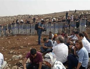 Turkish gov’t holds firm on Cizre curfew, deputies blocked by soldiers