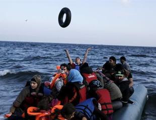 Hundreds of migrants rescued off eastern Greek islands