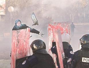 Kosovo opposition fires tear gas, pepper spray in parliament