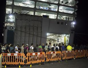 Syrians begin boarding refugee ship on Greek island
