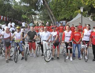 Cyclists pedal along fault line as Turkey marks 16th anniversary of quake