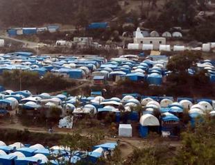 Turkmens flock to Turkish border amid Syria-Russia bombardment