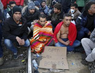 Migrants sew lips in Greek-Macedonia border protest