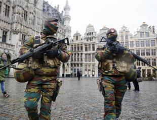 Brussels on top alert as manhunt goes on