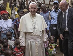 Pope urges peace in Central Africa Republic