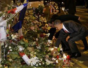 Obama pays silent tribute to Paris victims at Bataclan