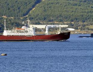 Russian navy ship encounters Turkish submarine passing through the Dardanelles
