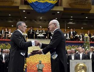 Nobel laureate Aziz Sancar receives his award