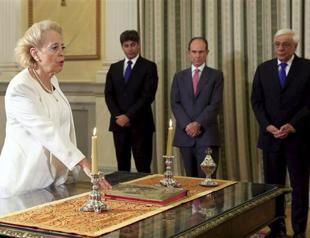 Poll sees Tsipras in lead as Greece gears up for elections