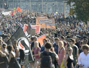 Thousands welcome refugees to Germany at Dresden rally
