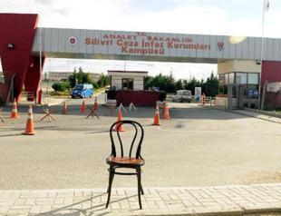 ‘Guards of hope’ support arrested Turkish journalists at gates of Istanbul prison