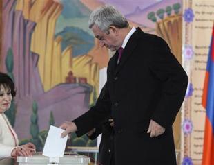 Armenian vote boosts prime ministers powers, opposition cry foul