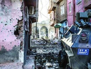 Blame game over mosque set on fire in Diyarbakır