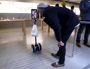 Aussie woman sends robot to queue for new iPhone