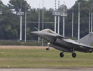 France carries out first air strikes on ISIL in Syria