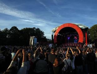 Pop stars, world leaders rally to end poverty