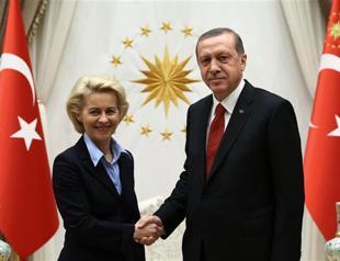 German minister in Turkey for base talk