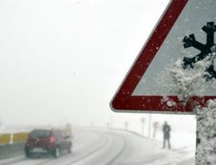 Heavy snowfall halts daily life across Turkey
