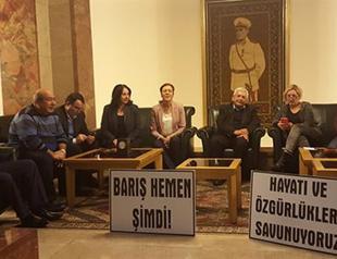 Former CHP, HDP deputies stage sit-in protest against violence in southeastern Turkey