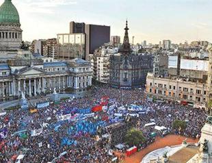 Mass protest one week after Argentina’s Macri takes office