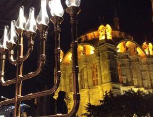 Turkish Jews light the menorah during first public celebration of Hanukkah in republic’s history