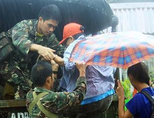 Typhoon threatens central Philippines, 750,000 evacuated