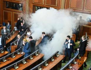 Teargased Kosovo lawmakers adopt 2016 budget