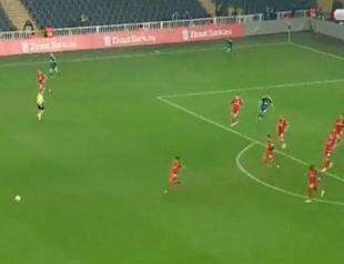 Fenerbahçe player precipitates social media storm with stunning long-rage goal