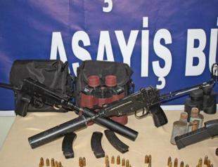 Raid on house in resort town yields suspects, guns