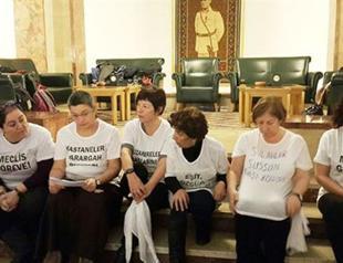 Women stage sit-in for peace at Turkish parliament