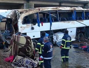 Bus carrying migrants in Aegean crashes, six killed