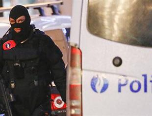 Belgian police find Paris fugitives fingerprint, belts in flat