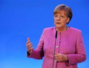 Merkel backs expelling refugees with suspended sentences, too