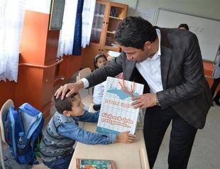 AKP mayor apologizes for misprint of ‘we steal for the future’