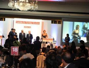 Daily Hürriyet columnist receives Social Success Award from English organization