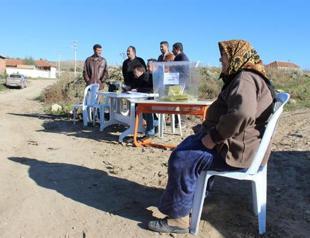 Villagers vote on road in Turkey’s northwestern district