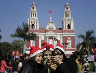 India hits one billion mobile phone subscribers