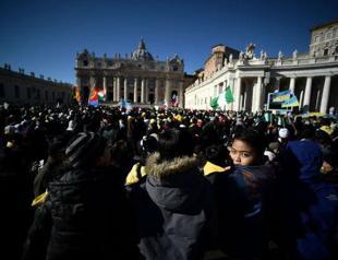 Pope welcomes 5,000 migrants in Rome prayers