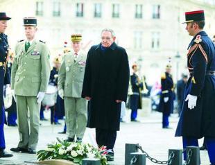 Cuba’s Castro in France for historic visit
